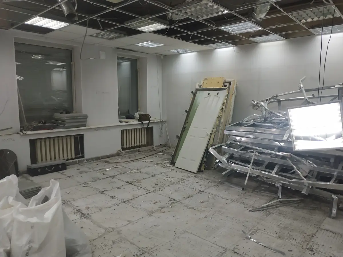 Демонтаж офисного помещения: снят потолок, собран мусор в мешки